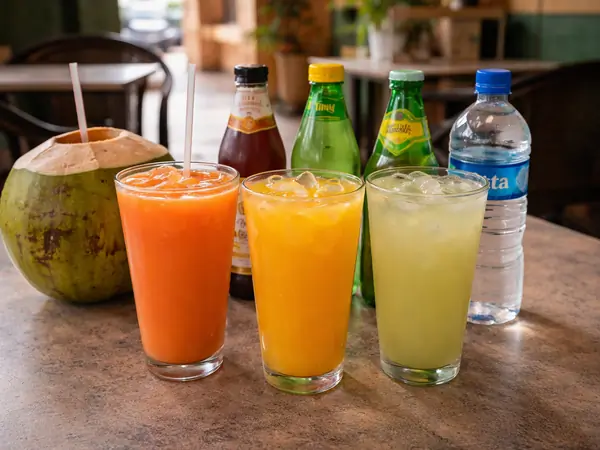 Boissons locales jamaïcaines servies dans un petit restaurant